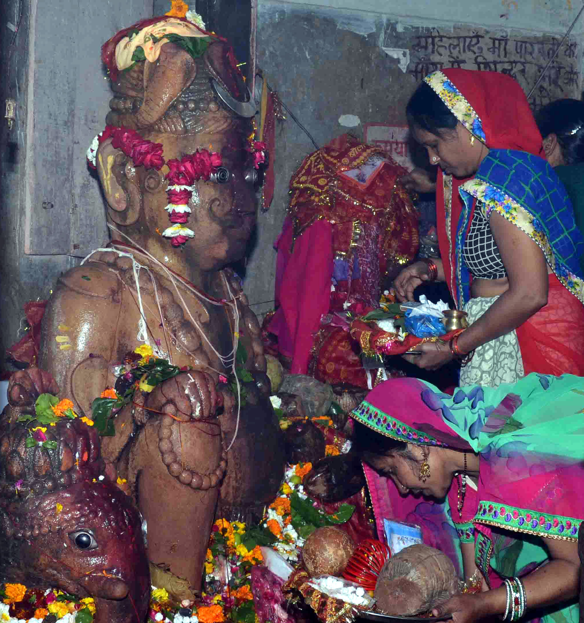 सकट चौथ: बटेश्वर के गौरीशंकर मंदिर में हुई संतान की दीर्घ आयु के लिए पूजा