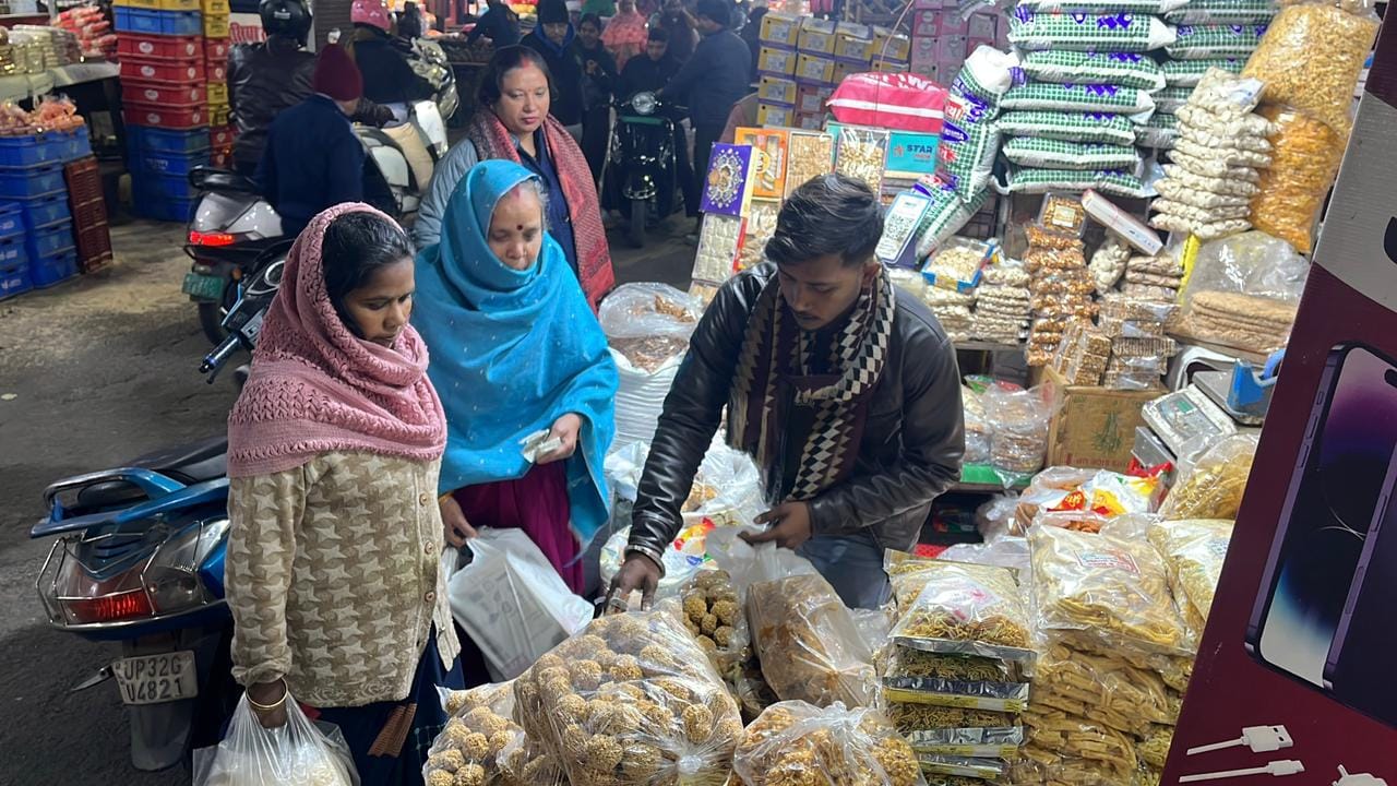 सकट पूजा के लिए खरीदारी करते लोग।