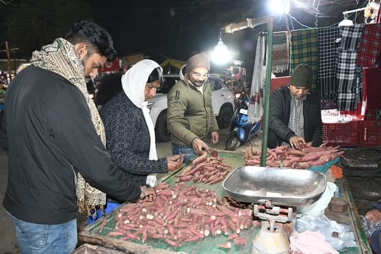 सकट पूजा के लिए खरीदारी करते लोग।