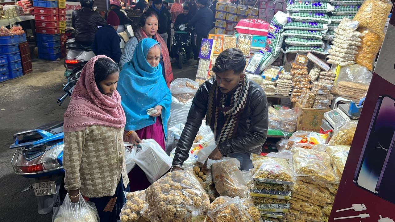 सकट पूजा के लिए खरीदारी करते लोग।