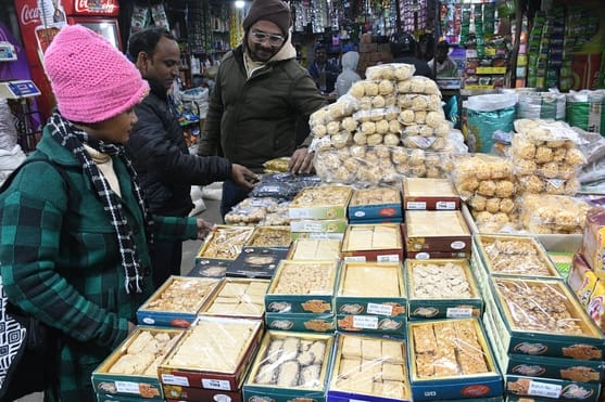 सकट पूजा के लिए खरीदारी करते लोग।