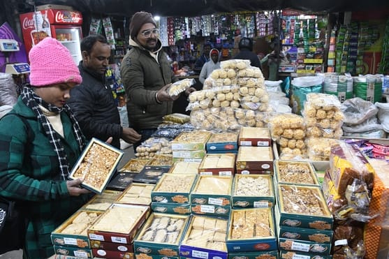 सकट पूजा के लिए खरीदारी करते लोग।