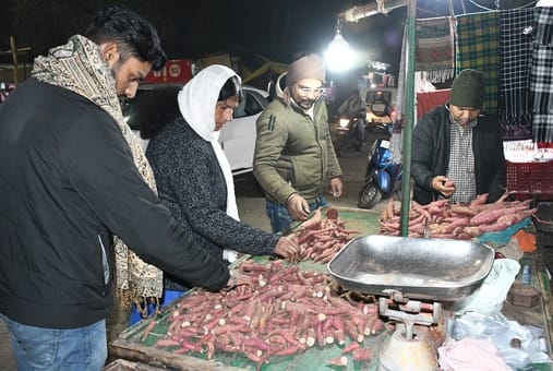 सकट पूजा के लिए खरीदारी करते लोग।