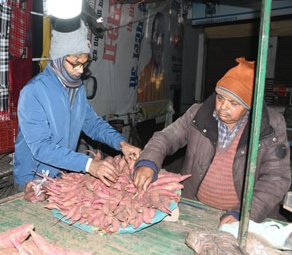 सकट पूजा के लिए खरीदारी करते लोग।