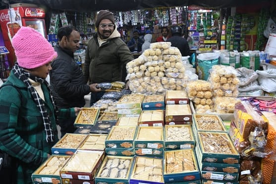 सकट पूजा के लिए खरीदारी करते लोग।