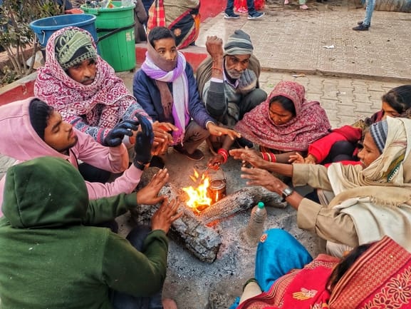 सोमवार को सर्द हवाओं के बीच राजधानी में दिखा कुछ ऐसा नजारा। सोमवार को सर्द हवाओं के बीच राजधानी में दिखा कुछ ऐसा नजारा।