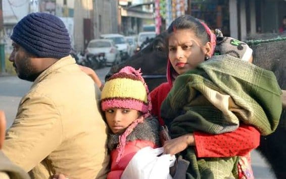 शामली में धूप निकलने पर अटल पार्क के झूले में मस्ती करते बच्चे । संवाद शामली में धूप निकलने पर अटल पार्क के झूले में मस्ती करते बच्चे । संवाद