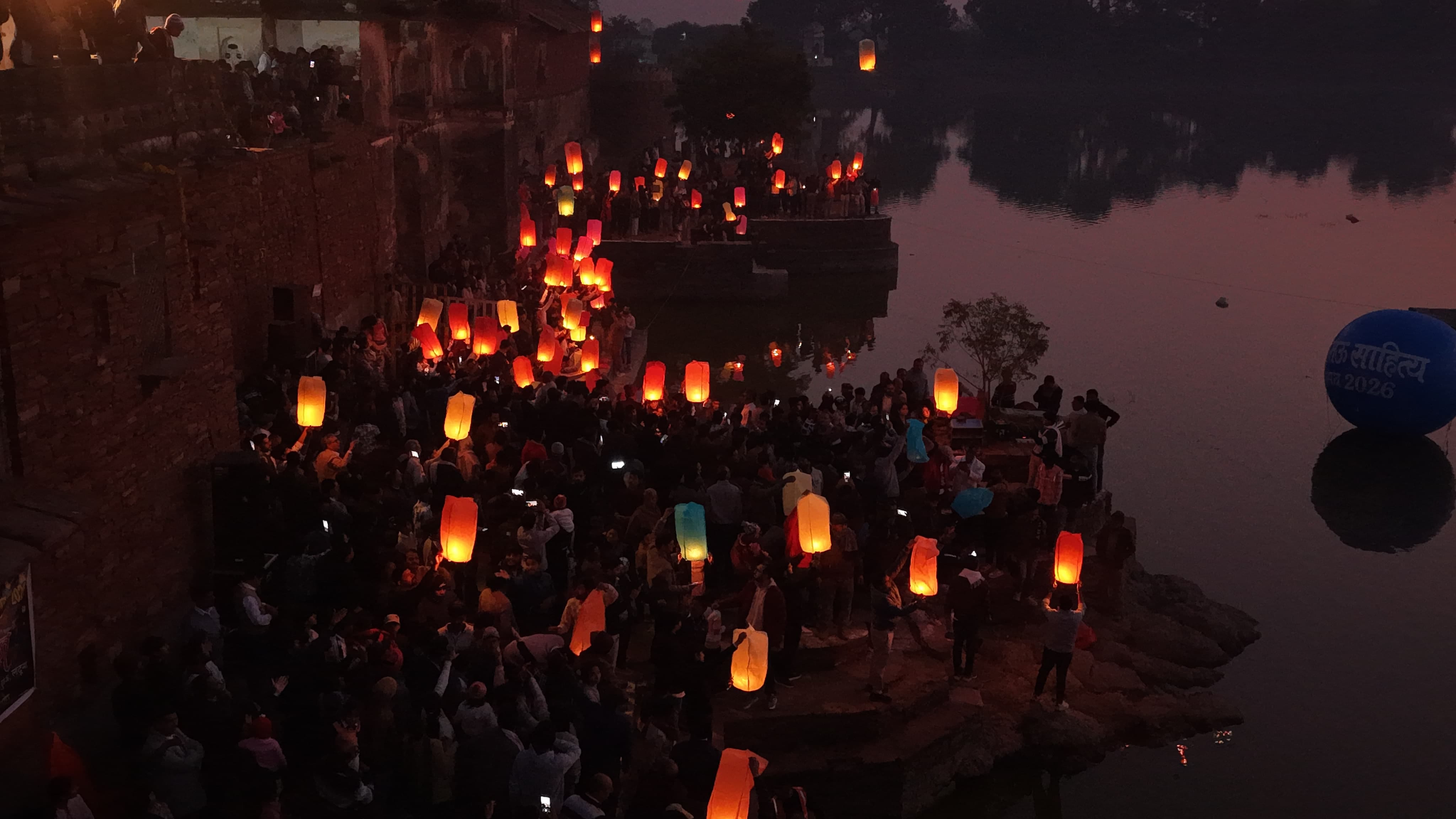 तालाब स्थित सेवाकुंज परिसर में की गई आकर्षक आतिशबाजी