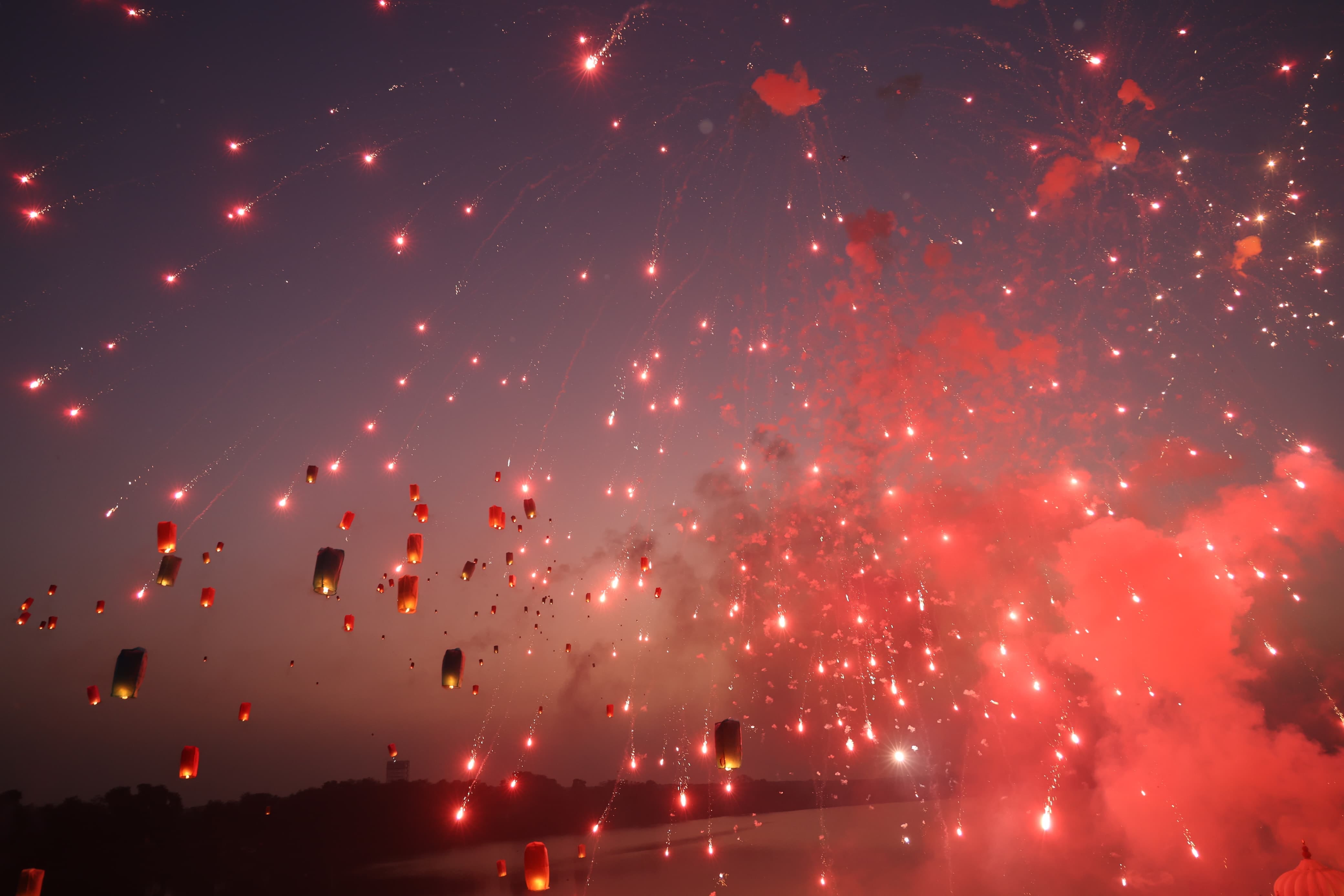 तालाब स्थित सेवाकुंज परिसर में की गई आकर्षक आतिशबाजी