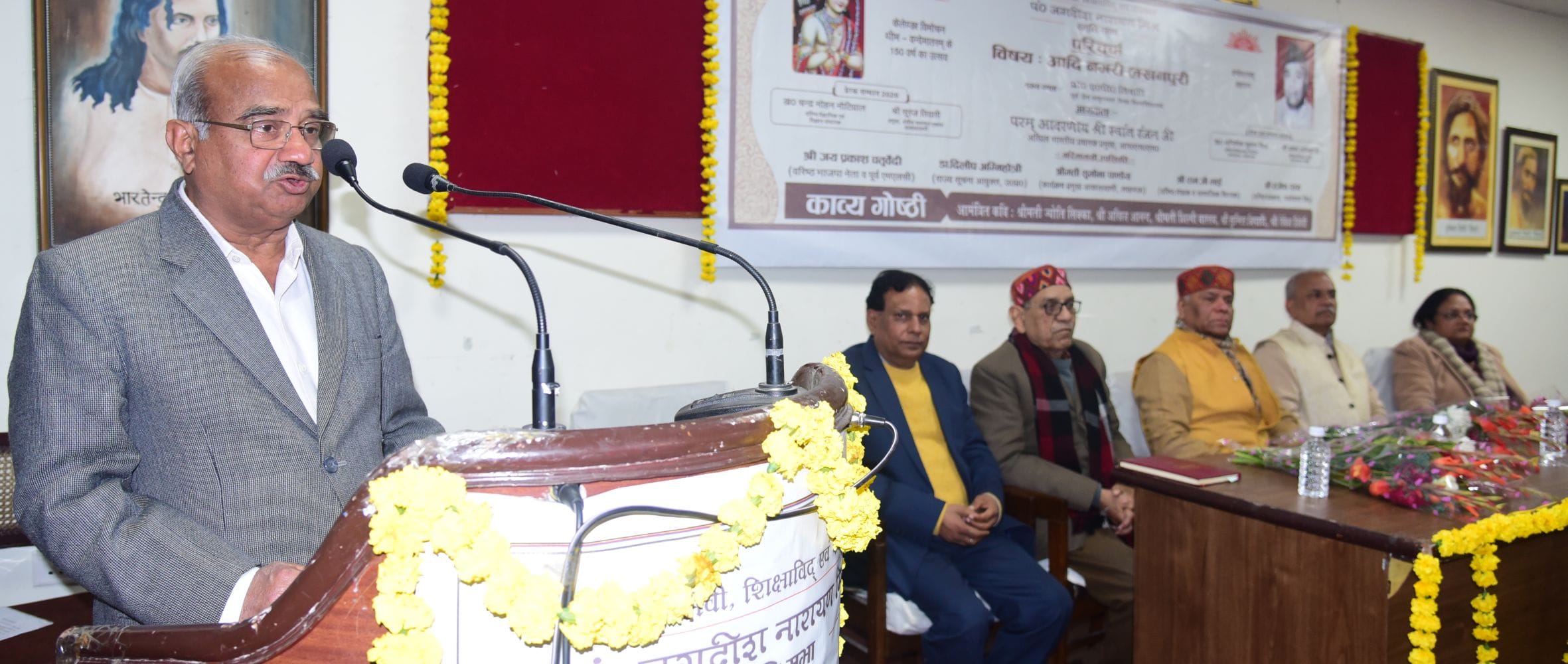 उत्तर प्रदेश हिंदी संस्थान में सोमवार को हुए समारोह में वरिष्ठ वैज्ञानिक डॉ. चंद्रमोहन नौटियाल 