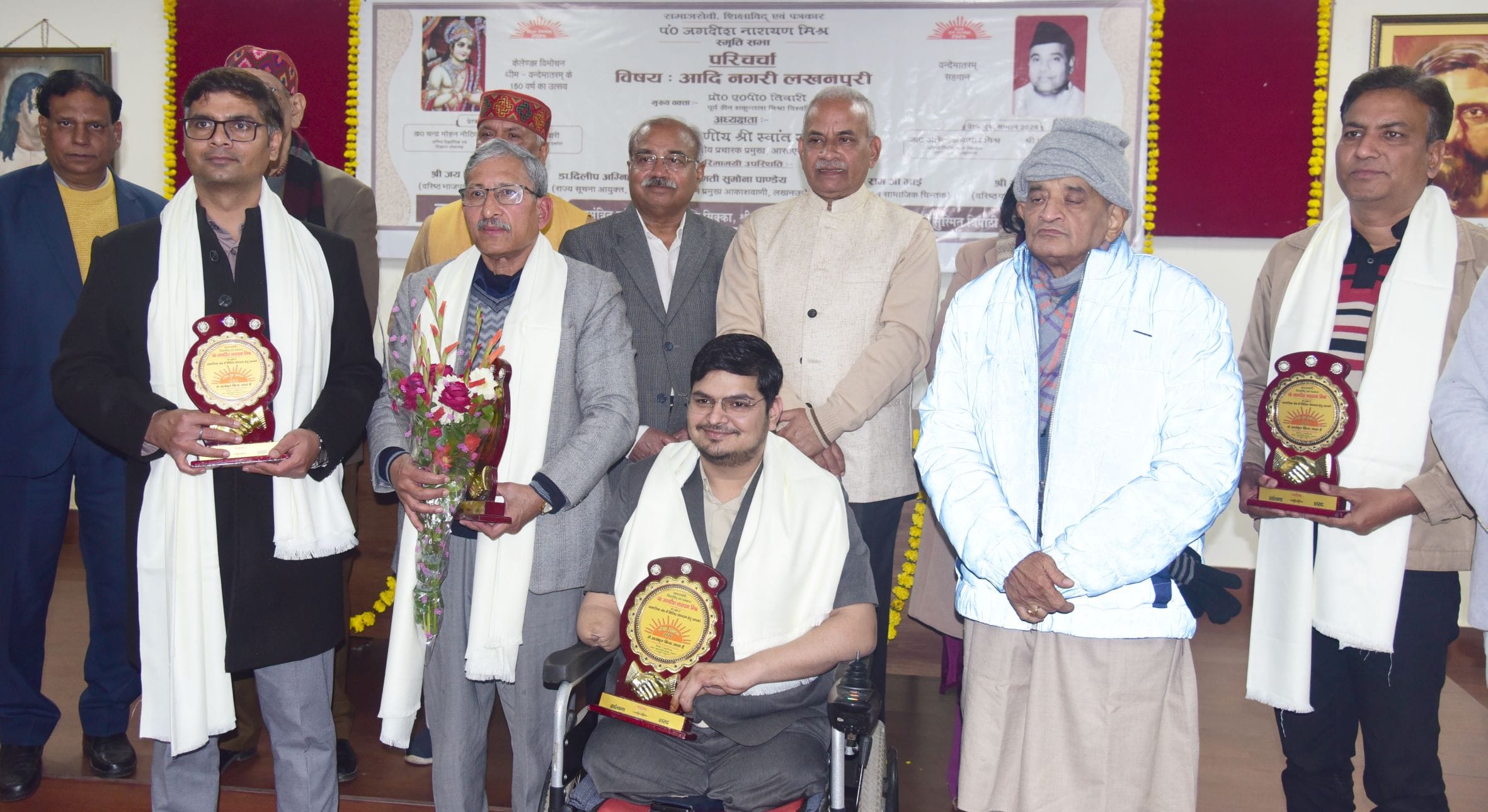 उत्तर प्रदेश हिंदी संस्थान में सोमवार को हुए समारोह में वरिष्ठ वैज्ञानिक डॉ. चंद्रमोहन नौटियाल 