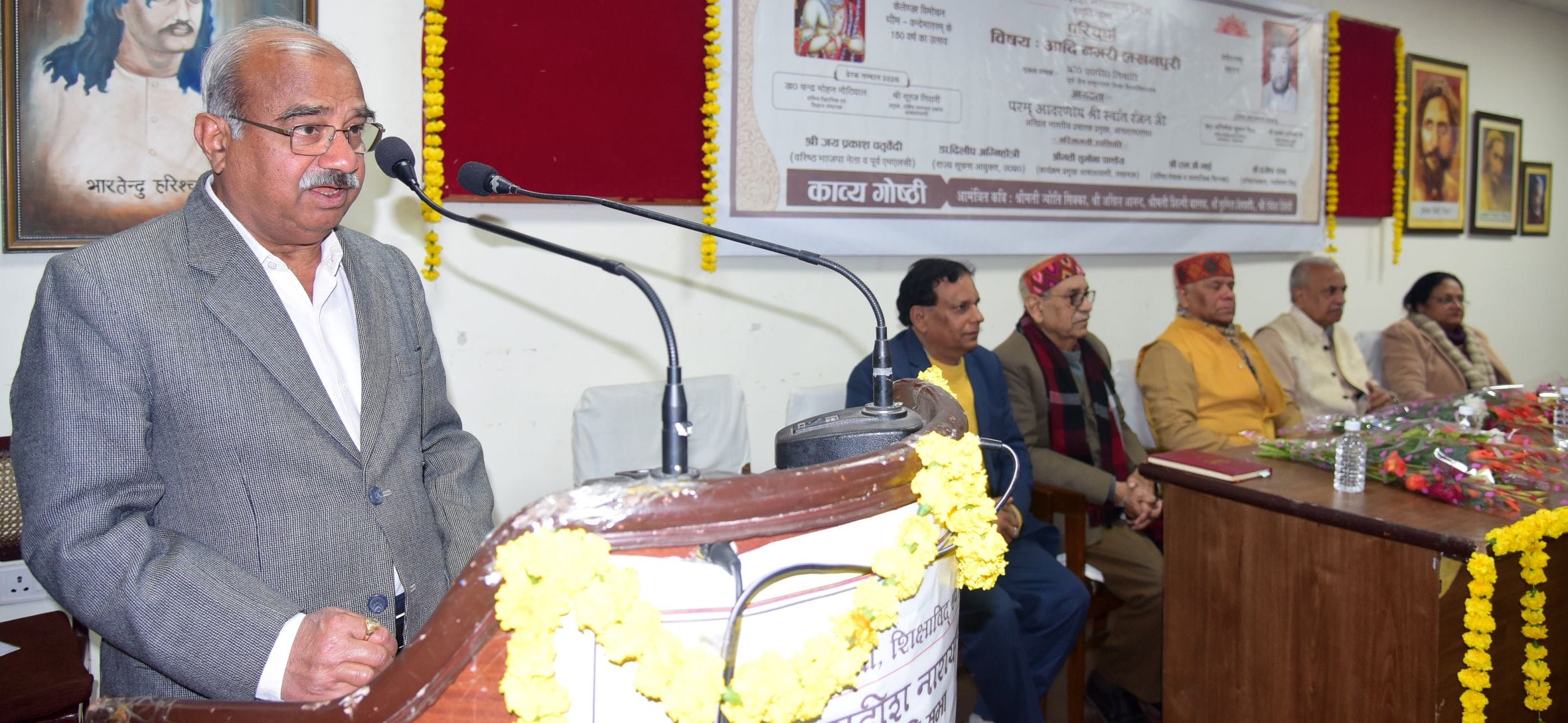 उत्तर प्रदेश हिंदी संस्थान में सोमवार को हुए समारोह में वरिष्ठ वैज्ञानिक डॉ. चंद्रमोहन नौटियाल 