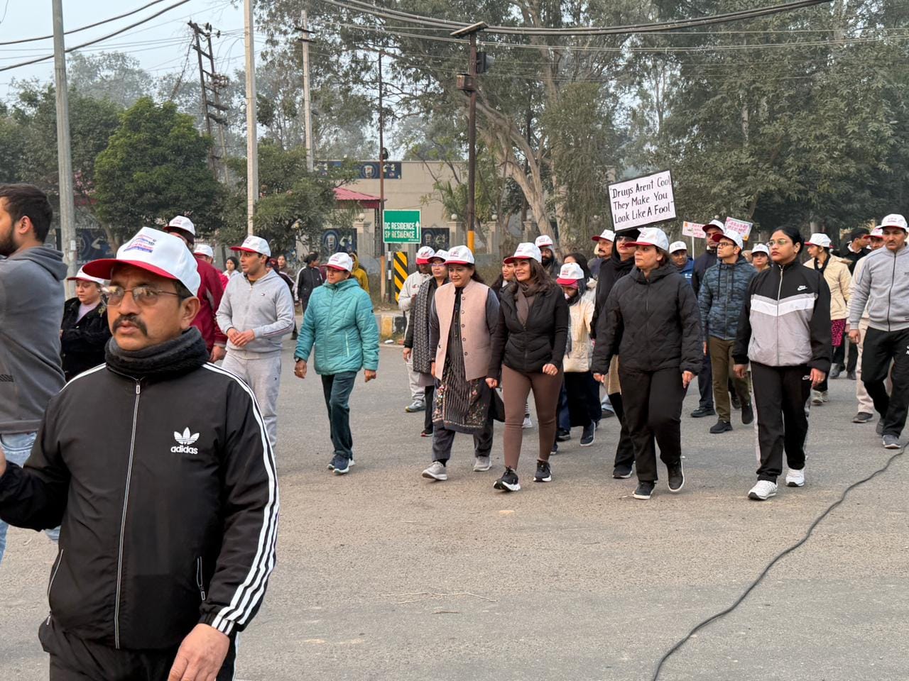 वॉकाथॉन में प्रतिभाग करते न्यायाधिकारी व अन्य। संवाद