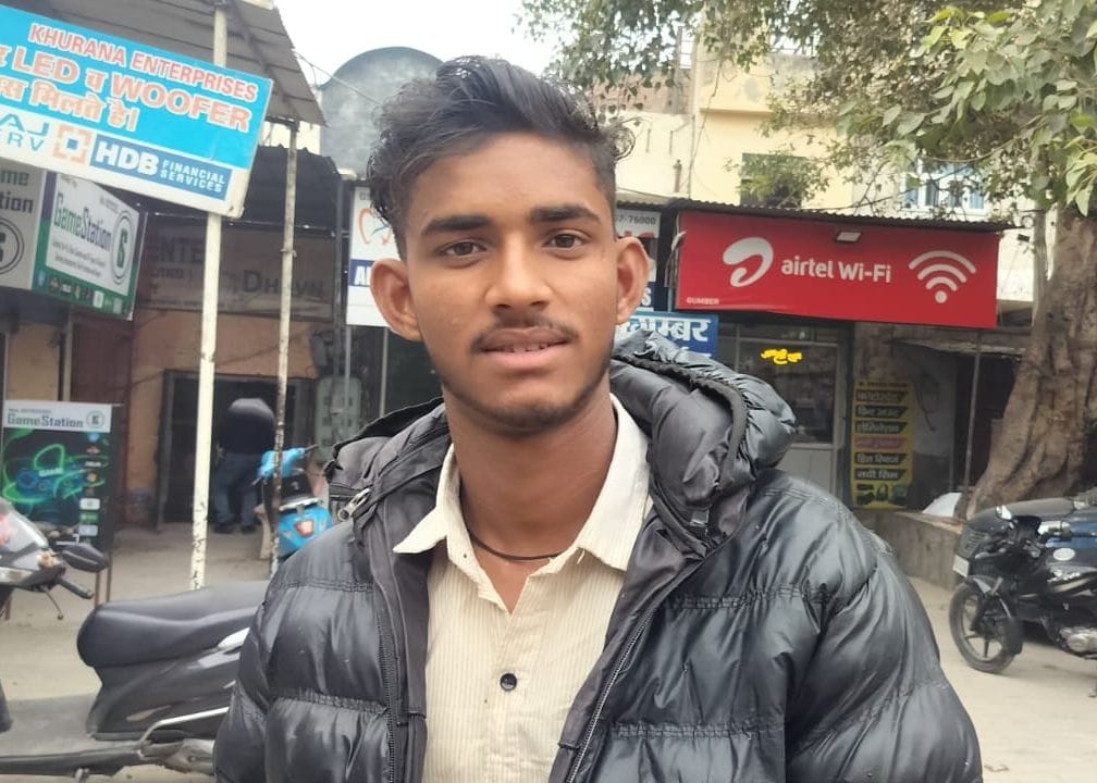 06जेएनडी17- कांफेड गैस एजेंसी से खाली सिलिंडर वापस ले जाते उपभोक्ता। संवाद