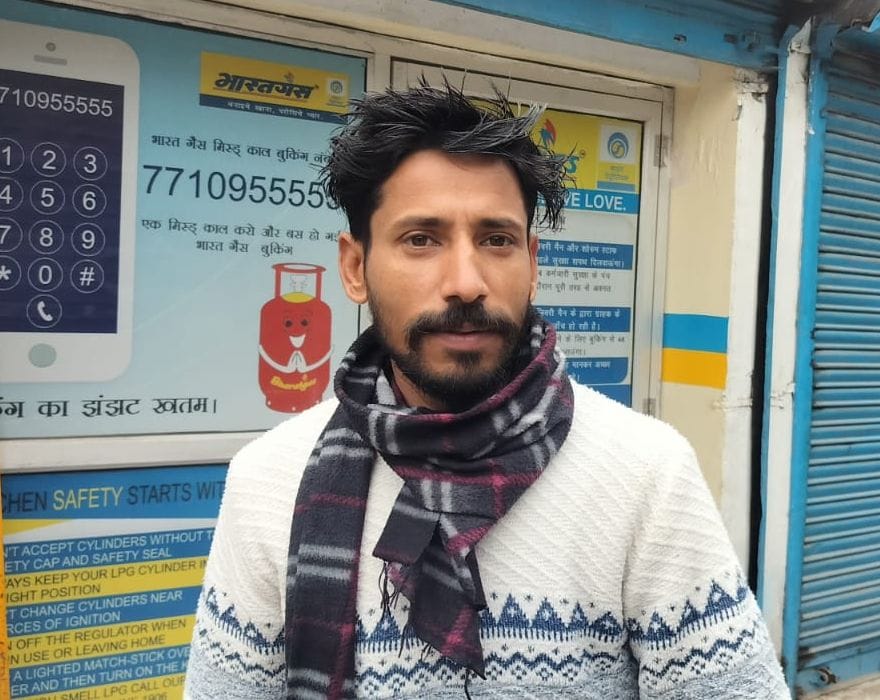06जेएनडी17- कांफेड गैस एजेंसी से खाली सिलिंडर वापस ले जाते उपभोक्ता। संवाद