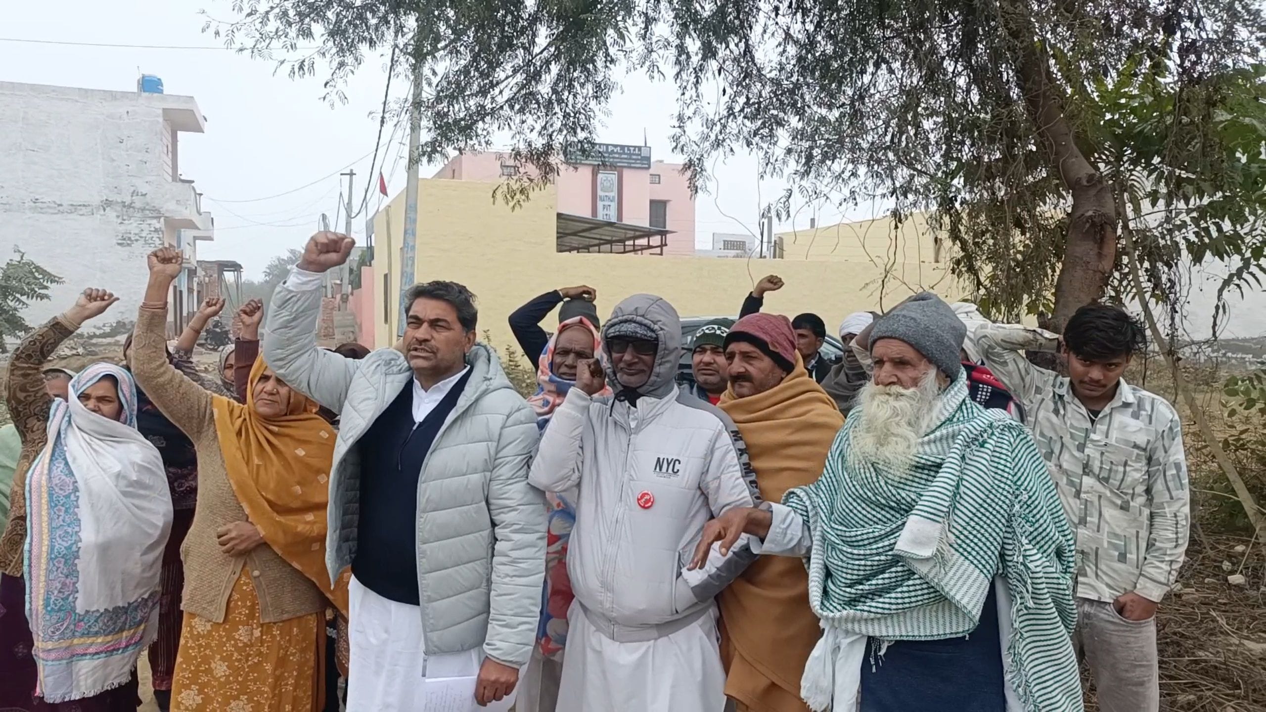 06जेएनडी30: मुआवजा कम दिए जाने पर काम रूकवा कर नारेबाजी करते हुए। 06जेएनडी30: मुआवजा कम दिए जाने पर काम रूकवा कर नारेबाजी करते हुए।
