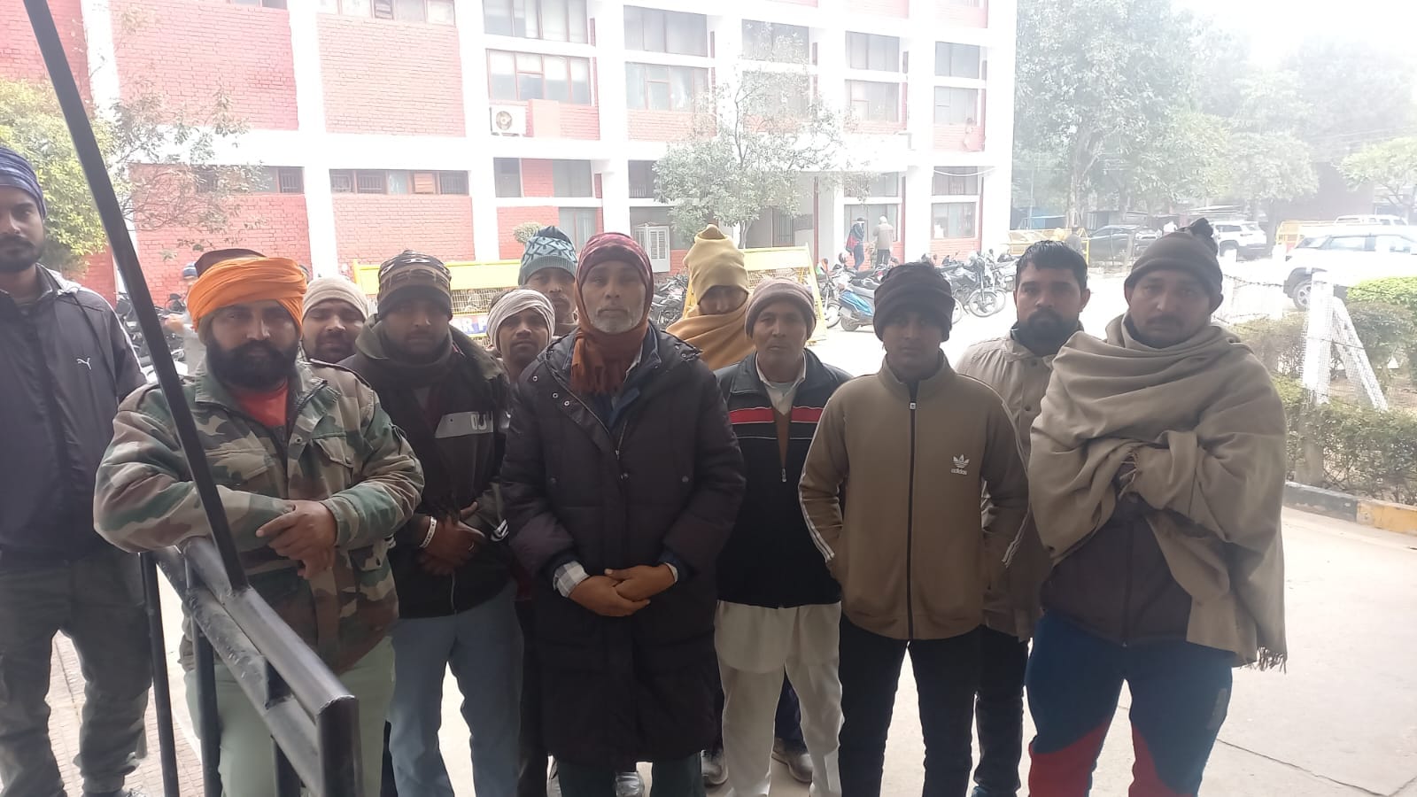 06jjrp11- बादली रोड पर सरकारी पार्किंग में पकडे़ गए ओवरलोड वाहन। संवाद 06jjrp11- बादली रोड पर सरकारी पार्किंग में पकडे़ गए ओवरलोड वाहन। संवाद