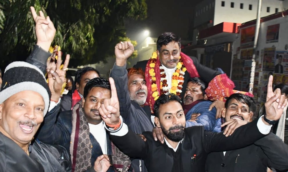 33-बार एसोसिएशन के मतगणना के दौरान एलईडी पर मतगणना देखते अधिवक्तागण।-संवाद 33-बार एसोसिएशन के मतगणना के दौरान एलईडी पर मतगणना देखते अधिवक्तागण।-संवाद