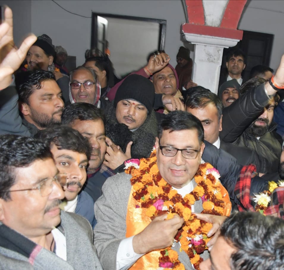 33-बार एसोसिएशन के मतगणना के दौरान एलईडी पर मतगणना देखते अधिवक्तागण।-संवाद 33-बार एसोसिएशन के मतगणना के दौरान एलईडी पर मतगणना देखते अधिवक्तागण।-संवाद