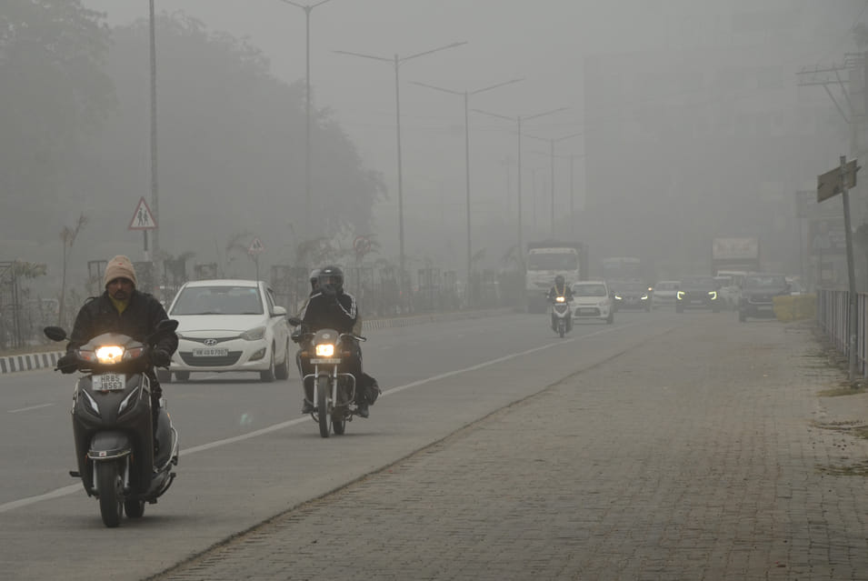 अंबाला जगाधरी राजमार्ग पर छाया कोहरा और वाहनों की लाइट ऑन कर गुजरते वाहन चालक। संवाद