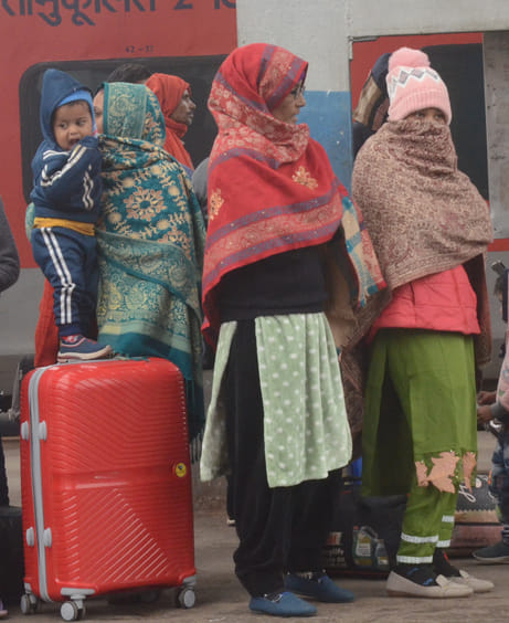 अंबाला जगाधरी राजमार्ग पर छाया कोहरा और वाहनों की लाइट ऑन कर गुजरते वाहन चालक। संवाद