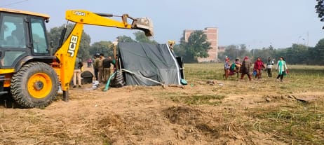 भावनपुर थाना के अब्दुलापुर गाव के समीप गंगा एक्सटेशन योजना की भूमि पर धरना दे रहे किसानो का समझ