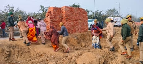 भावनपुर थाना के अब्दुलापुर गाव के समीप गंगा एक्सटेशन योजना की भूमि पर धरना दे रहे किसानो का समझ
