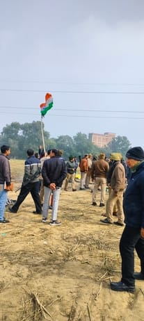 भावनपुर थाना के अब्दुलापुर गाव के समीप गंगा एक्सटेशन योजना की भूमि पर धरना दे रहे किसानो का समझ
