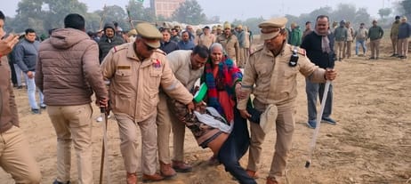 भावनपुर थाना के अब्दुलापुर गाव के समीप गंगा एक्सटेशन योजना की भूमि पर धरना दे रहे किसानो का समझ