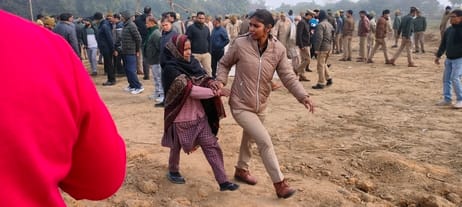 भावनपुर थाना के अब्दुलापुर गाव के समीप गंगा एक्सटेशन योजना की भूमि पर धरना दे रहे किसानो का समझ