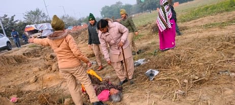 भावनपुर थाना के अब्दुलापुर गाव के समीप गंगा एक्सटेशन योजना की भूमि पर धरना दे रहे किसानो का समझ