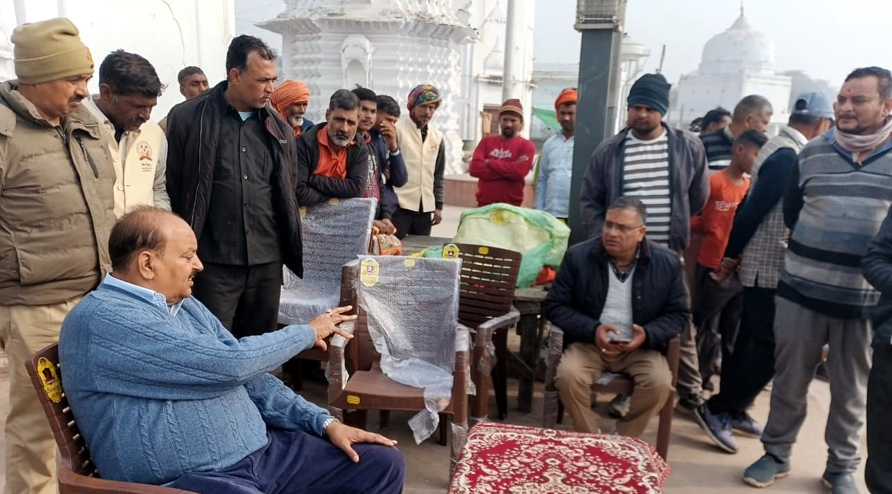 बटेश्वर में सुरक्षा मानक पूरे किए बिना नावों का संचालन बंद करने के निर्देश देते हुए पूर्व केबिन