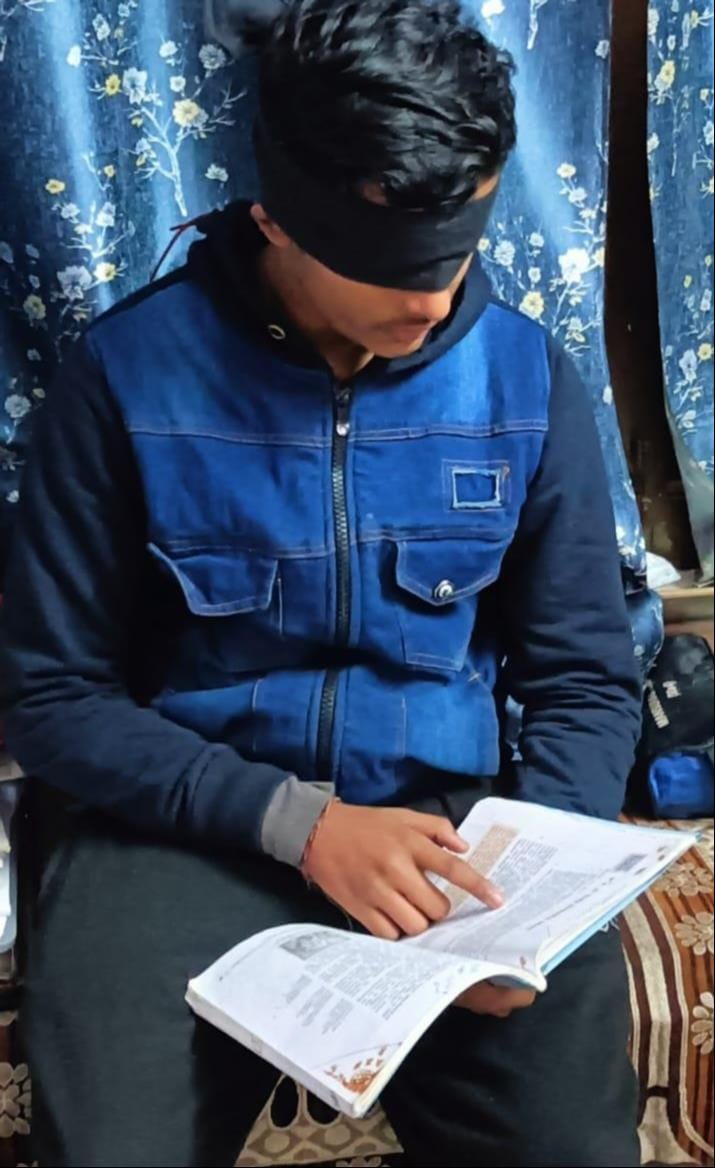 छात्र माधव गोयल लाल ड्रेस में माता-पिता और बहन के साथ। परिजन छात्र माधव गोयल लाल ड्रेस में माता-पिता और बहन के साथ। परिजन