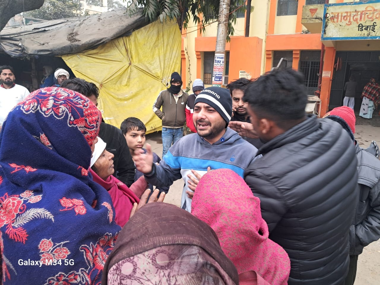 डिबाई में महिला की सड़क दुर्घटना में मौत के बाद हंगामा करते परिजन। संवाद डिबाई में महिला की सड़क दुर्घटना में मौत के बाद हंगामा करते परिजन। संवाद