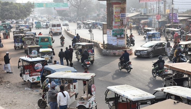 डीसीपी पूर्वी शशांक कुमार सिंह जाम का इंतजाम तलाशने सड़क पर उतरे। शहर में कई जगह ऑटो व ई रिक्शा