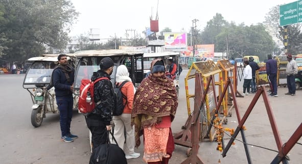 डीसीपी पूर्वी शशांक कुमार सिंह जाम का इंतजाम तलाशने सड़क पर उतरे। शहर में कई जगह ऑटो व ई रिक्शा