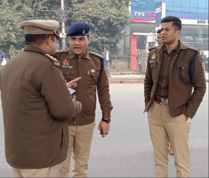 डीसीपी पूर्वी शशांक कुमार सिंह जाम का इंतजाम तलाशने सड़क पर उतरे। शहर में कई जगह ऑटो व ई रिक्शा