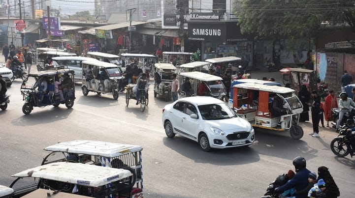 डीसीपी पूर्वी शशांक कुमार सिंह जाम का इंतजाम तलाशने सड़क पर उतरे। शहर में कई जगह ऑटो व ई रिक्शा