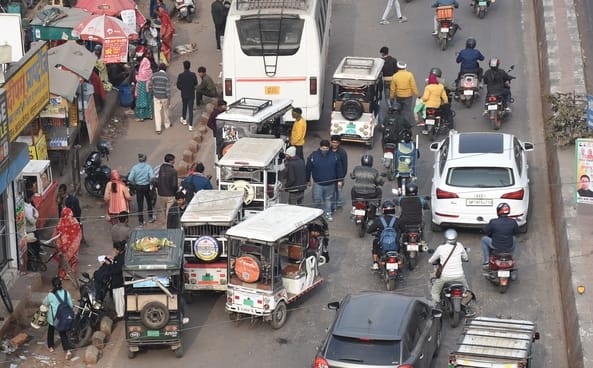 डीसीपी पूर्वी शशांक कुमार सिंह जाम का इंतजाम तलाशने सड़क पर उतरे। शहर में कई जगह ऑटो व ई रिक्शा