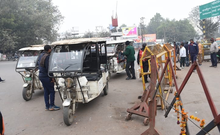 डीसीपी पूर्वी शशांक कुमार सिंह जाम का इंतजाम तलाशने सड़क पर उतरे। शहर में कई जगह ऑटो व ई रिक्शा