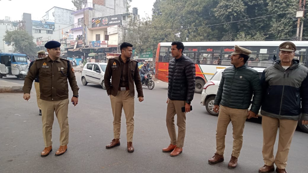 डीसीपी पूर्वी शशांक कुमार सिंह जाम का इंतजाम तलाशने सड़क पर उतरे। शहर में कई जगह ऑटो व ई रिक्शा