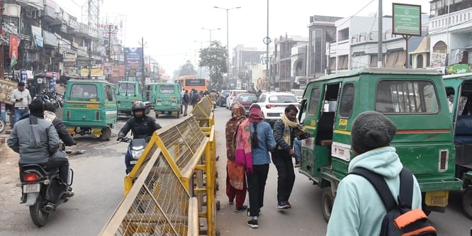 डीसीपी पूर्वी शशांक कुमार सिंह जाम का इंतजाम तलाशने सड़क पर उतरे। शहर में कई जगह ऑटो व ई रिक्शा