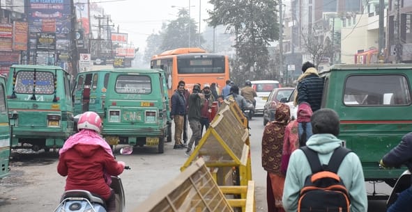 डीसीपी पूर्वी शशांक कुमार सिंह जाम का इंतजाम तलाशने सड़क पर उतरे। शहर में कई जगह ऑटो व ई रिक्शा