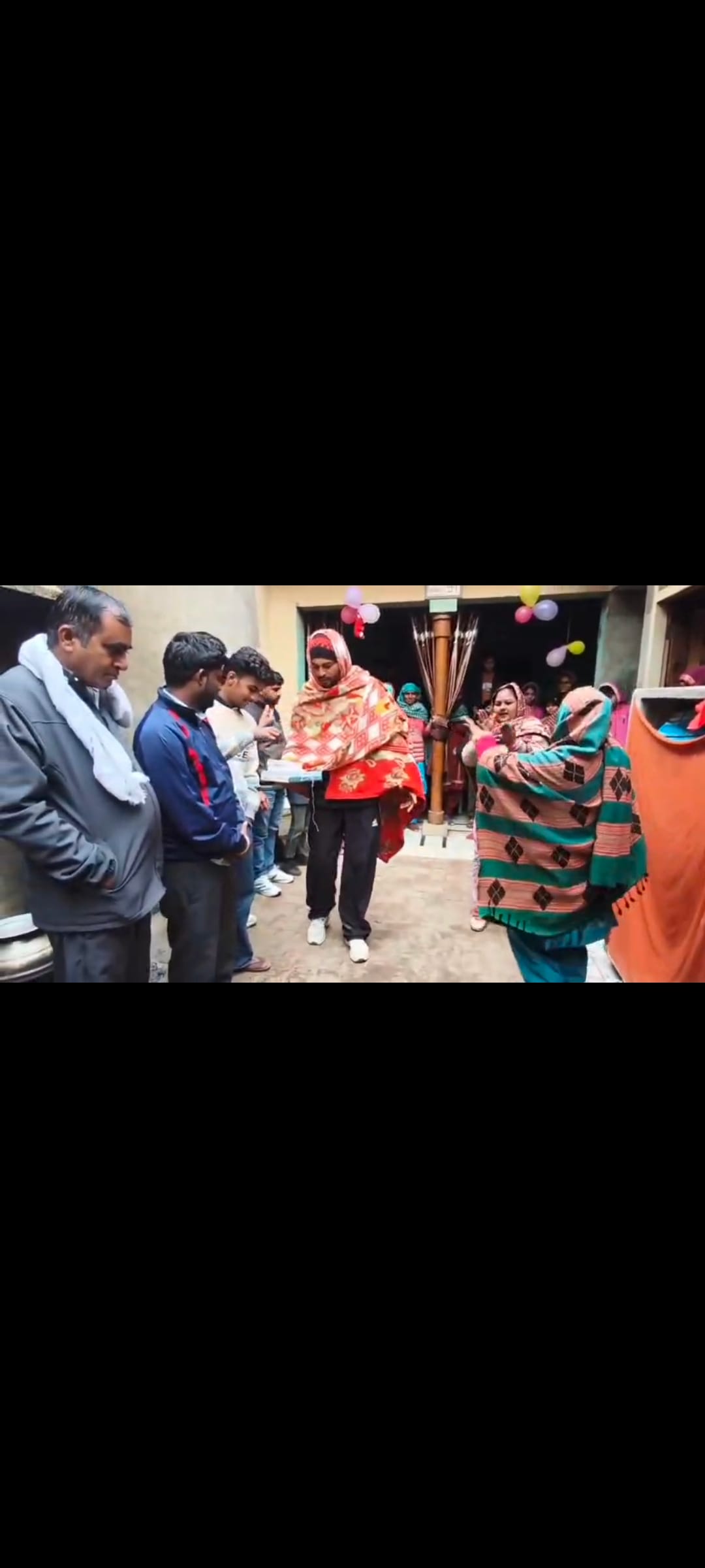 ढाणी भोजराज में ़10 बेटियों के बाद बेटा होने पर परिवार खुशी मनाते हुए