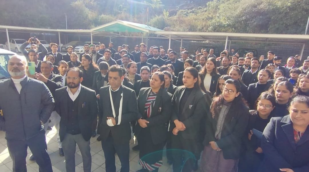 एसपी ऑफिस सोलन के बाहर प्रदर्शन करते अधिवक्ता संघ। स्त्रोत संघ