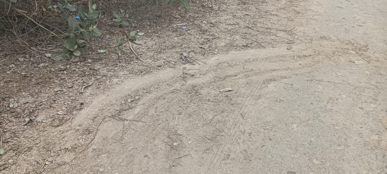 फोटो-1 नगला बहादुर के पास युवक का शव मिलने के बाद लगी भीड़। संवाद फोटो-1 नगला बहादुर के पास युवक का शव मिलने के बाद लगी भीड़। संवाद