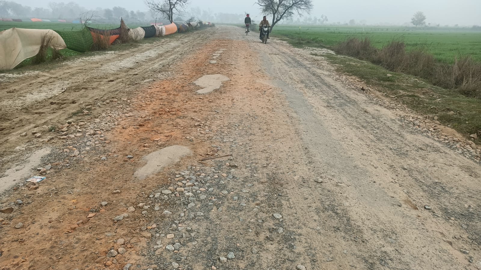 फोटो-10 पंखियन की मढ़ैया जाने वाले मार्ग के मोड़ पर हिचकोले खाती बैलगाड़ी। संवाद
