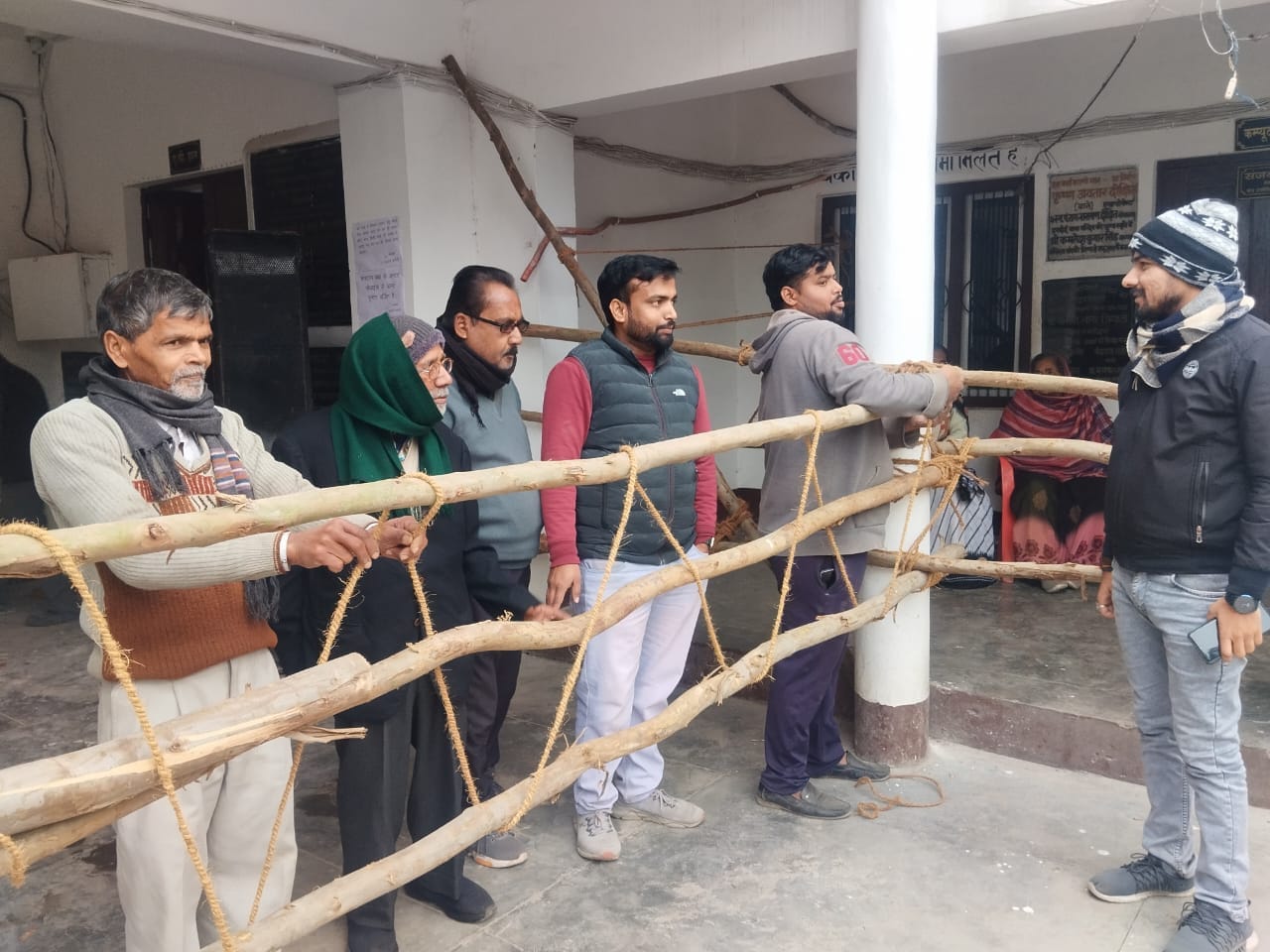 फोटो 15: बार एसोसिएशन में चुनाव की तैयारी में जुटे लोग। संवाद फोटो 15: बार एसोसिएशन में चुनाव की तैयारी में जुटे लोग। संवाद