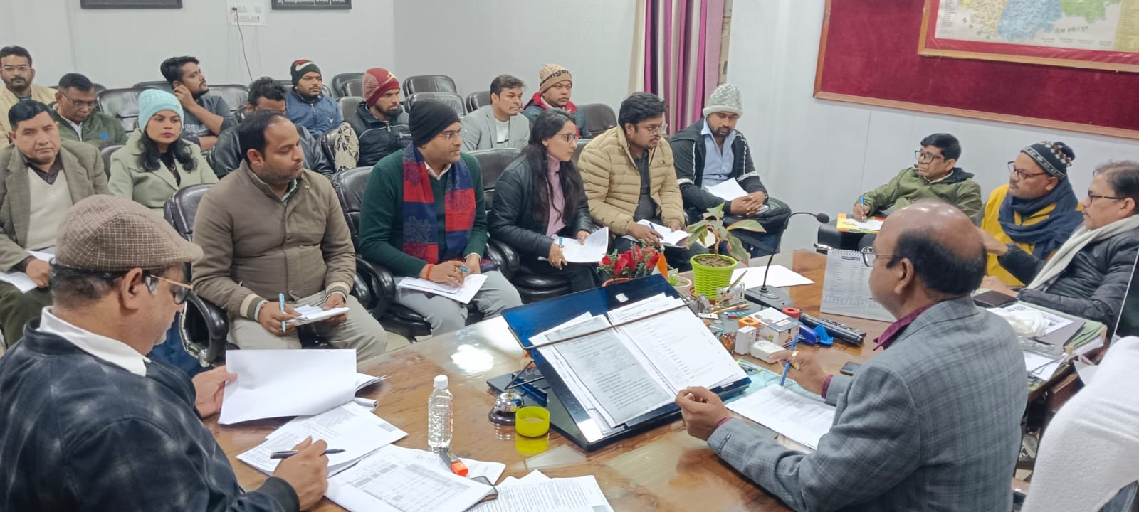 फोटो-22-जन औषधि केंद्र में जांच करते सहायक आयुक्त औषधि दीपक शर्मा व औषधि निरीक्षक देवयानी दुबे।