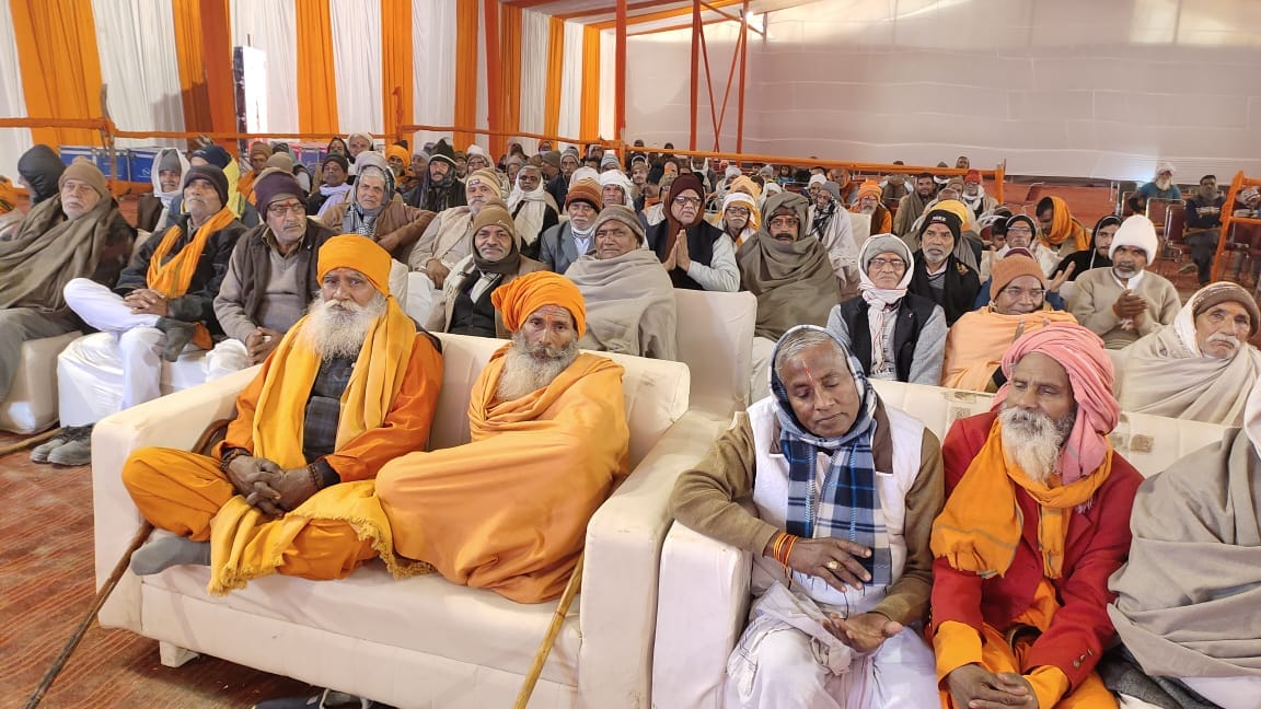 फोटो-22 मेला रामनगरिया में गंगा आरती करते साधु-संत। संवाद फोटो-22 मेला रामनगरिया में गंगा आरती करते साधु-संत। संवाद
